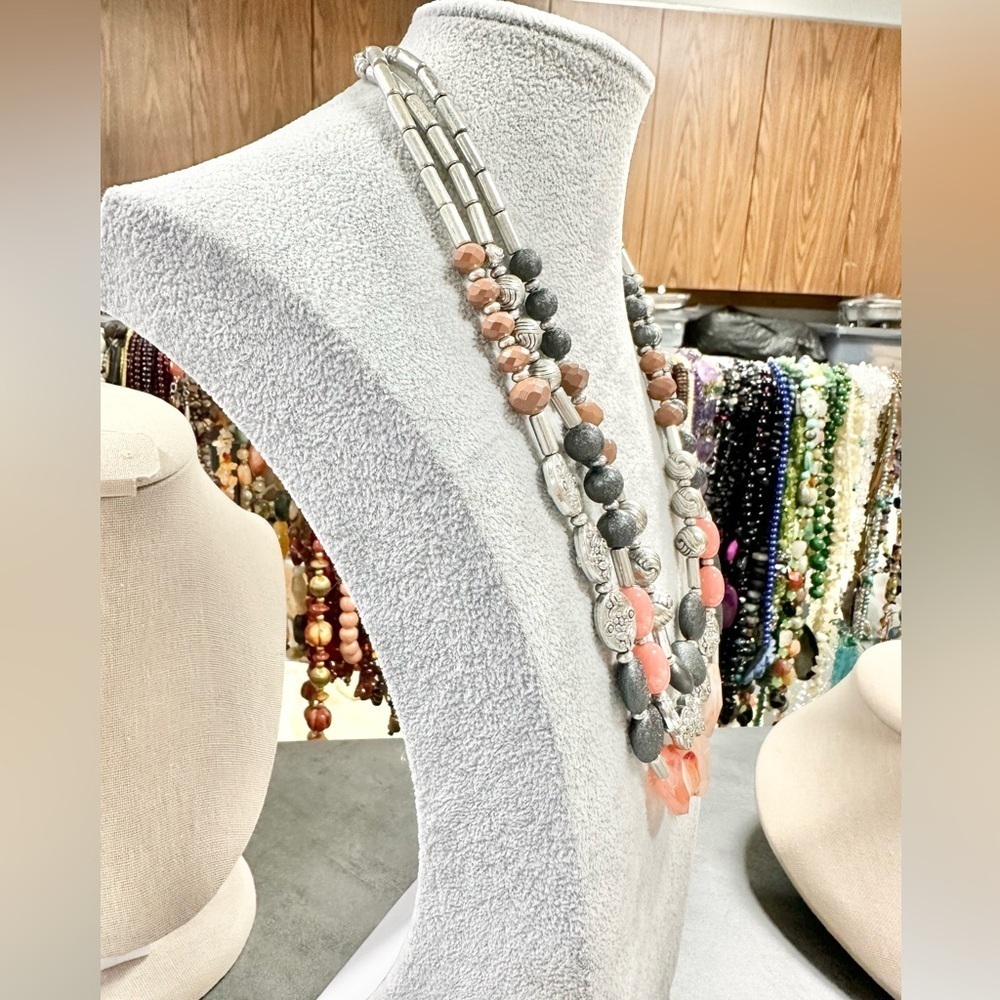 Ruby Rd. Tress Strand Sliver Tone Acrylic Gray And Rosey Colored Beaded Necklace - Picture 4 of 4